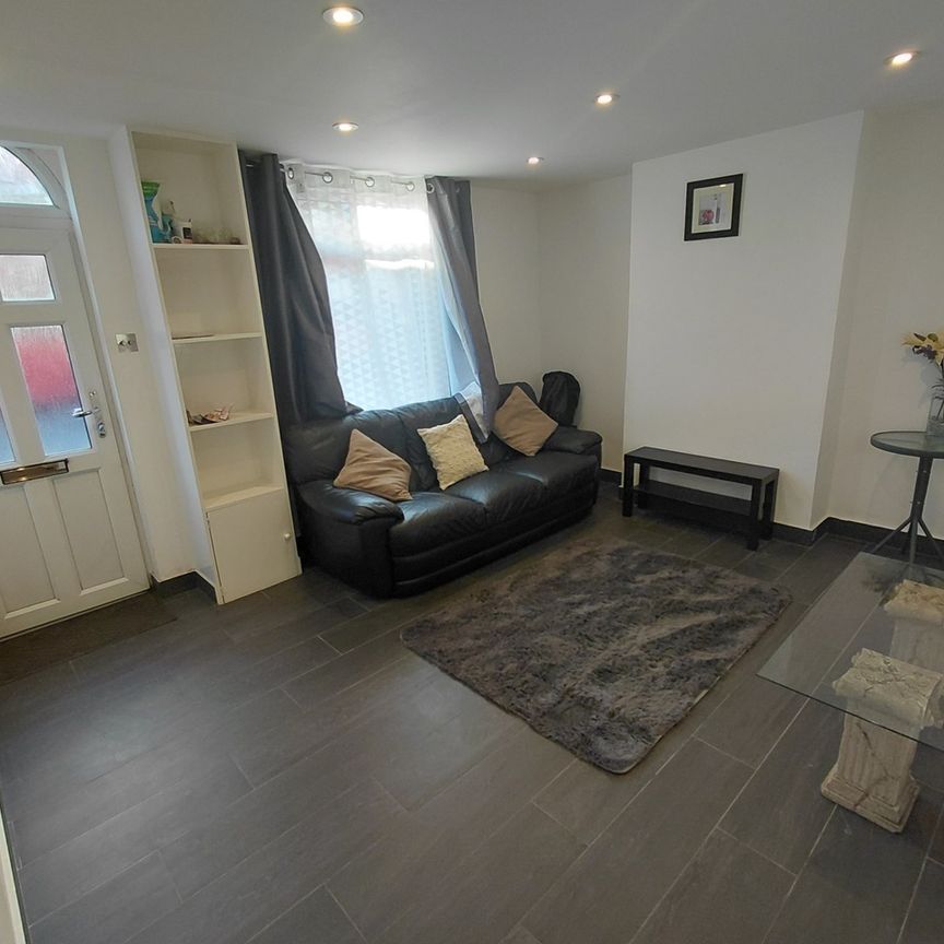 3 Bed End Terrace, Putney Bridge Road, SW18 - Photo 1