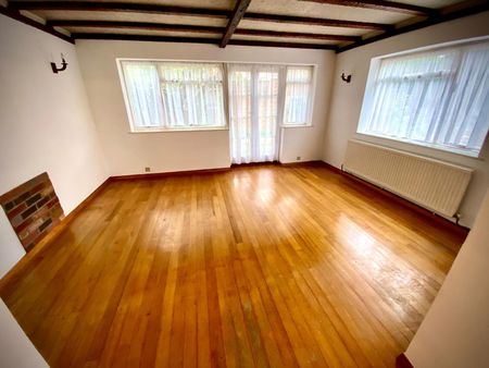 Sandringham Drive, Ashford, TW15 3JQ - Photo 2