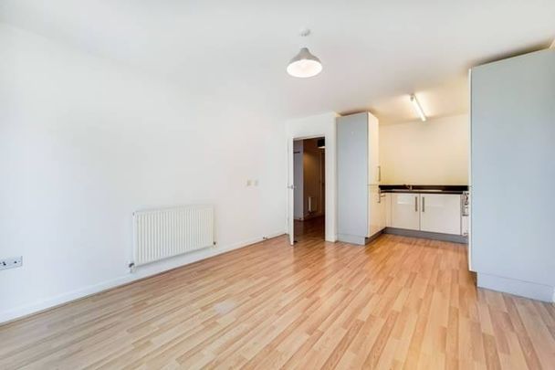 Studio Flat, High Street, E15 - Photo 1
