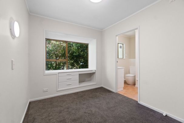 Stunning Newly Renovated 1-Bedroom Apartment in the Heart of Mt Albert - Photo 1