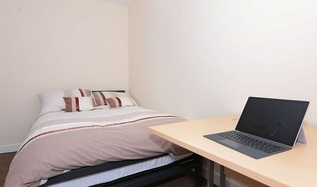 3-Bedroom City Centre Apartment in Sheffield Perfect for Students or Professionals - Photo 2