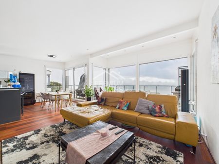 Architektur trifft Panorama: Wohnen mit Seeblick - Photo 3