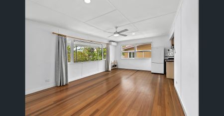 NEWLY UPDATED HOME IN GREAT STAFFORD HEIGHTS LOCATION! - Photo 3