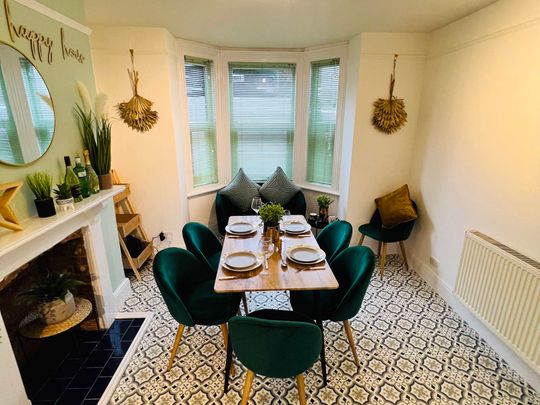 Stylish ensuite house share opposite train station The Sea Green Suite (Bedroom 4) - Photo 1