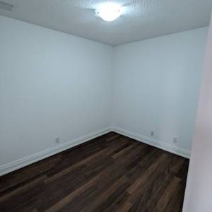 Bright & Spacious Condo -- One Bedroom plus Den -- 740 sq. - Photo 2