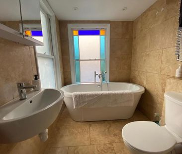 1 bedroom in a house share to rent - Photo 2