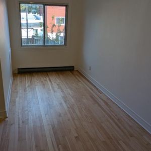 4 1/2 à louer à Lachine, libre immédiatement, proche du canal Lachine et du parc Lasalle. ( 1 place de stationnement privée ) - Photo 2