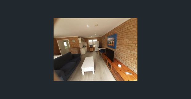 Indian ocean beach Living, 50 meters walk to mullaloo beach, bars, cafes, restaurants' and parks, suit FIFO worker or business professional. - Photo 1