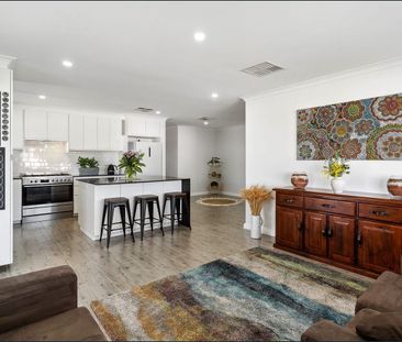 🏡 Comfortable, Fully Furnished Bedrooms – 10 Gulson Circuit, Waikiki - Photo 1