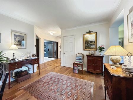 Vicarage Crescent, Egham, Surrey, TW20 9JP - Photo 3