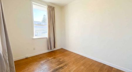 Spacious 4-Bedroom Family Home with Sunroom in... - Photo 3