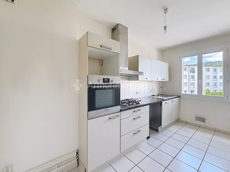 Location Appartement 3 pièces 92m² CHAMALIERES 63400 - Photo 3