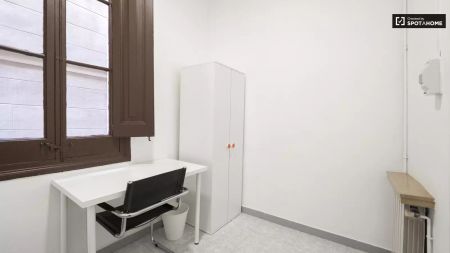 Room in a shared 11-bedroom apartment for rent in El Gòtic, all bills included. - Photo 5