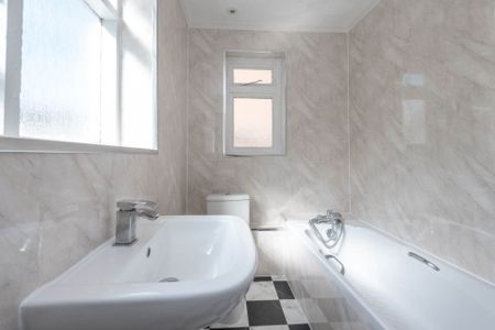 Guide Price £2,600 pcm - Available Now - Part Furnished - Photo 4