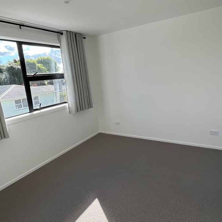 Room for rent in modern 4BR Townhouse in Te Atatu! - Photo 1