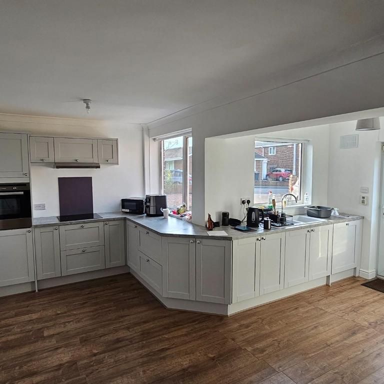 4 bedroom private hall to rent - Photo 1