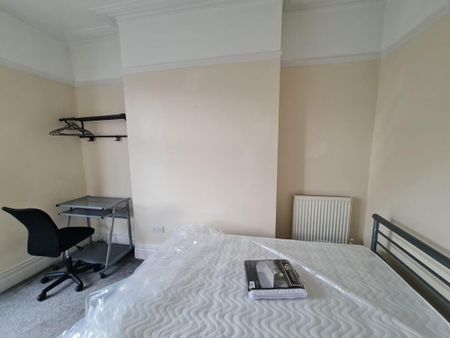 3 bedroom flat to rent - Photo 2