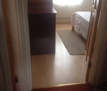 3 Bed Terraced House, Scarborough Road, E11 - Photo 5