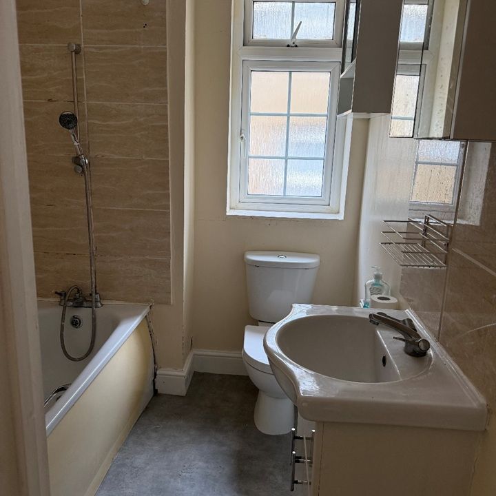 2 Bed Flat, Norbury Avenue, SW16 - Photo 1