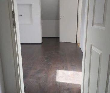 NEU - Zentrumsnahe 2-Zimmer-Dachgeschoßwohnung mit Küchenblock in K... - Photo 2