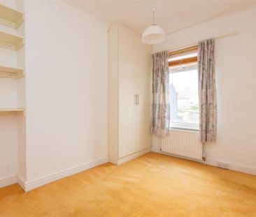 3 bed House - Mid Terrace To Let - Photo 3