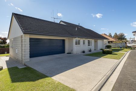 Spacious 3-Bedroom, 2-Bathroom Family Home in Matua - Matua - Photo 4