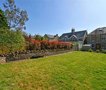 Charming three bed terraced house located on the edge of the vibran... - Photo 6