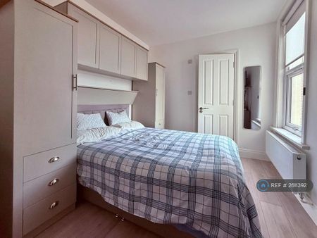 1 bedroom in a house share to rent - Photo 4