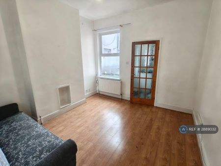 3 bedroom end of terrace house to rent - Photo 4