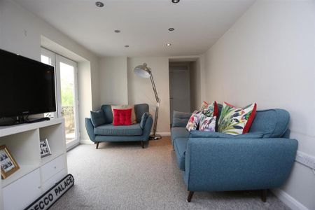 3 bedroom flat to rent - Photo 2