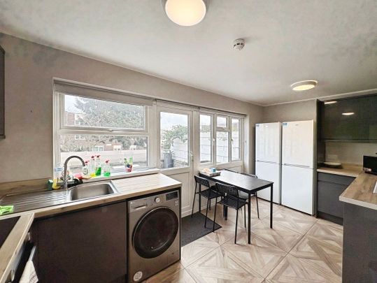 Fairview Avenue, Woking, Surrey, GU22 7NU - Photo 1