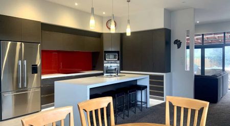 Immaculate Fully Furnished Spacious Modern Family Home! - Photo 4