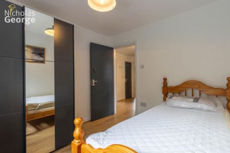 3 bedroom flat to rent - Photo 3