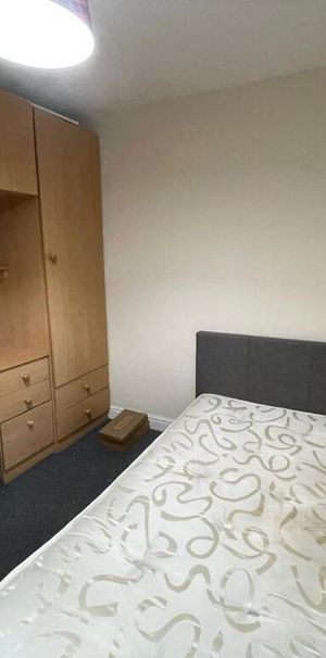 4 bedroom flat to rent - Photo 2