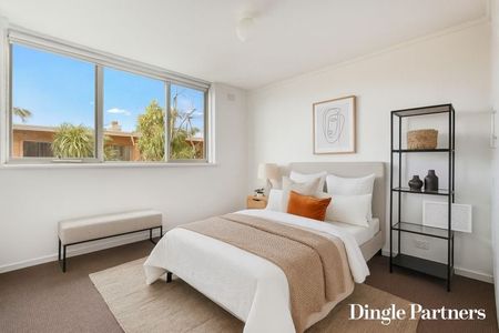 Spacious Two Bedroom Apartment - Photo 2