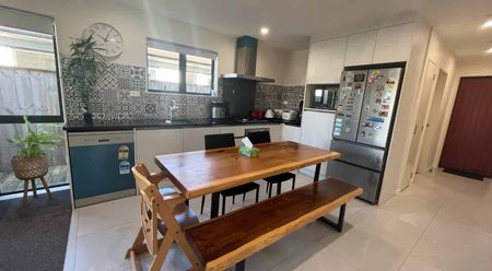 Spacious 3 Bedroom, 2 Bathroom Family Home in Prime Location - Photo 2