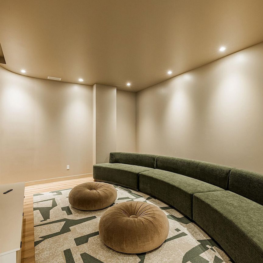 Monarc Collection - Photo 1