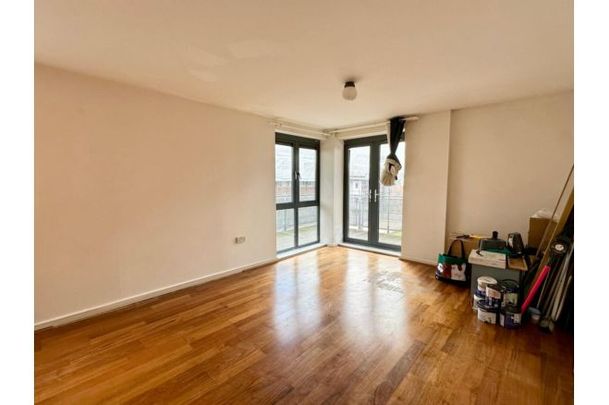 2 bedroom flat - Photo 1