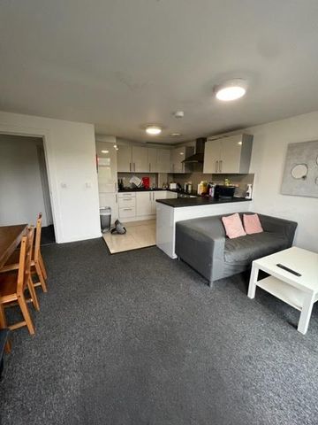 1 bedroom in a flat share to rent - Photo 2
