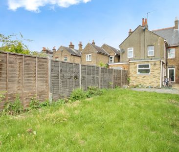 3 bed semi-detached house to rent in Elmhurst Road, Langley, SL3 - Photo 4