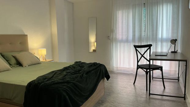 Room in a shared 5-bedroom apartment for rent in Alicante, bills included - Photo 1