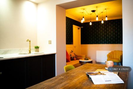 1 bedroom in a house share to rent - Photo 3