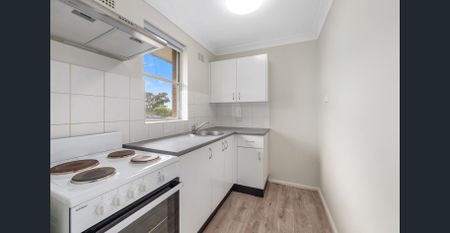 RENOVATED ONE BED IN CONVENIENT LOCATION - Photo 5