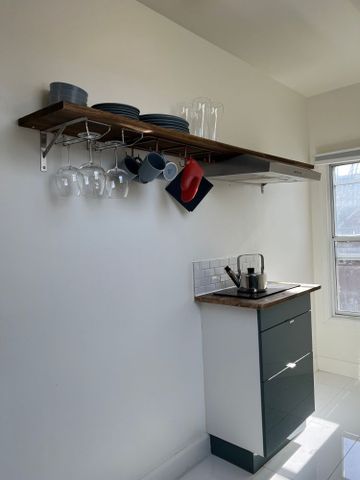 Toronto Furnished Rental - Elegant 1 Bed, 1 Bath with Patio and Air Conditioning - Photo 4