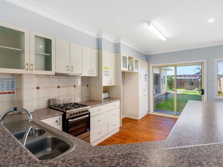 SIZEABLE CENTRAL FAMILY HOME - Photo 3