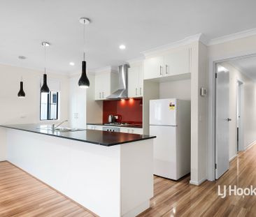 32 Parkvista Drive, Truganina VIC, Belconnen - Photo 6
