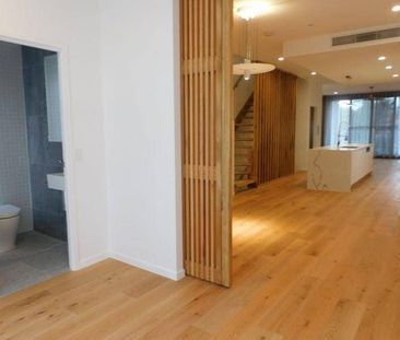 Executive living in Aquatic Paradise - Photo 1