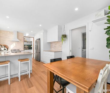 Stunning fully renovated two bedroom unit in quiet location. - Photo 4