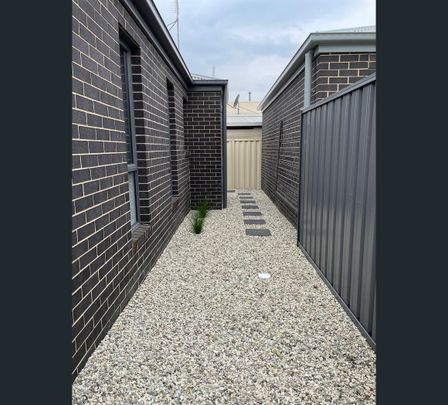 2/121 Sobraon Street, Shepparton, Vic 3630 - Photo 1