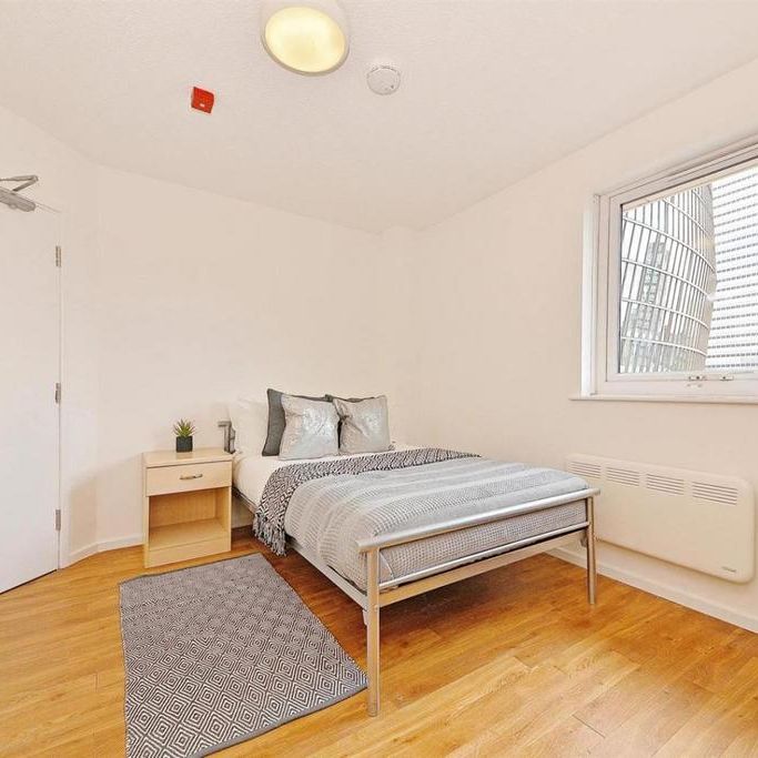 1 bedroom in a flat share to rent - Photo 1
